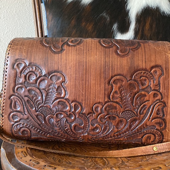 Vintage hand tooled leather purse. - Picture 3 of 10